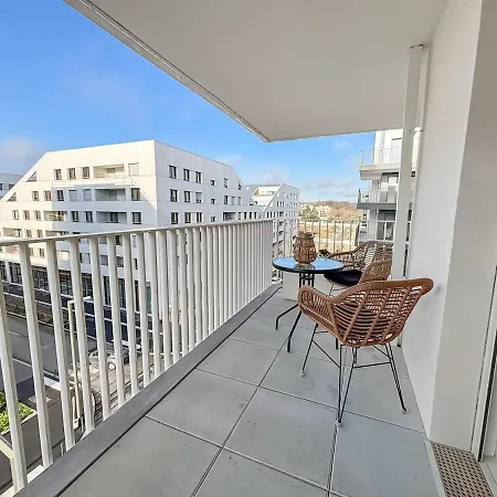 Appartement Balcon Ensoleillé, Design Moderne